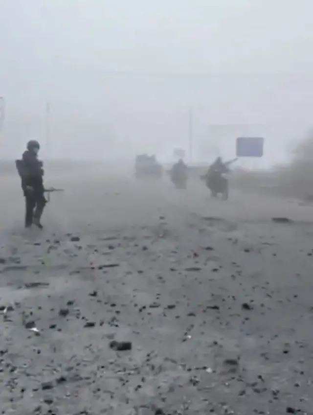 Российские солдаты на мотоциклах едут по дороге в тумане
