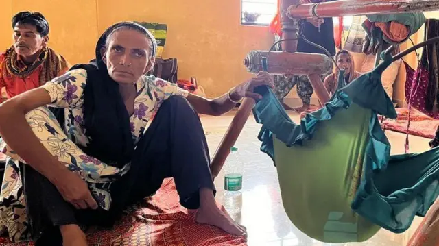 अस्थायी आश्रयस्थलमा एक महिला