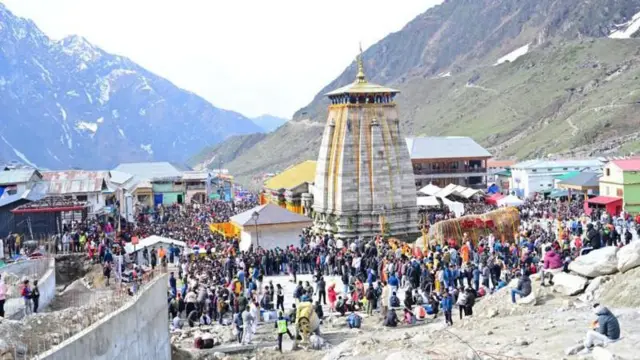 कुछ मुसलमान घोड़े-खच्चर के ज़रिए तीर्थ यात्रियों को केदारनाथ जैसे दुर्गम स्थलों तक पहुंचाते हैं