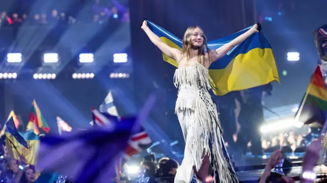 Лелека, представляющая Украину, выходит с флагом на сцену во время финала конкурса «Евровидение-2026» в Вене, Австрия, 16 мая 2026 года.