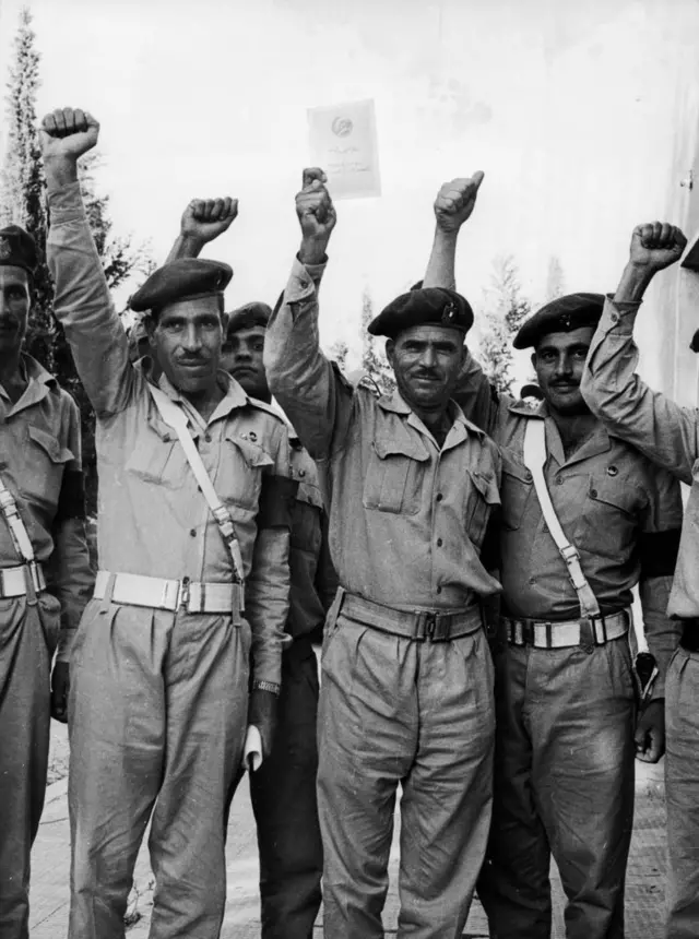 در تصویر مربوط به سال ۱۹۶۷، شبه نظامیان ارتش آزادیبخش فلسطین، شاخه مسلح ساف، آثار مائو را در دست دارند.