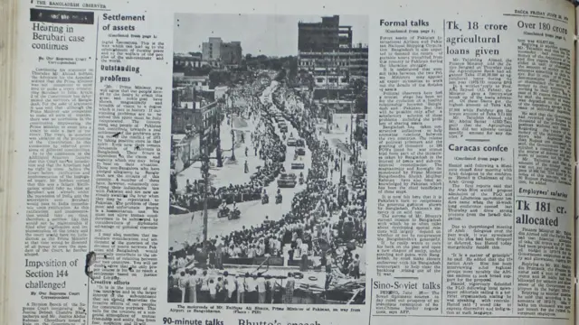 পাকিস্তানের প্রধানমন্ত্রী মি. ভুট্টোকে স্বাগত জানাতে রাস্তার দু'পাশে মানুষের ভিড়