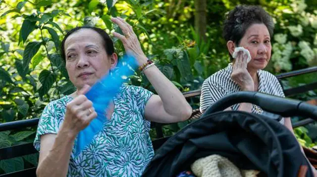 Pessoas tentam se refrescar em um dos dias mais quentes de 2025 em Nova York, nos Estados Unidos