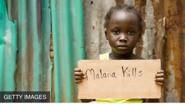 Ọmọdé tó gbé àkọ́lé dání 