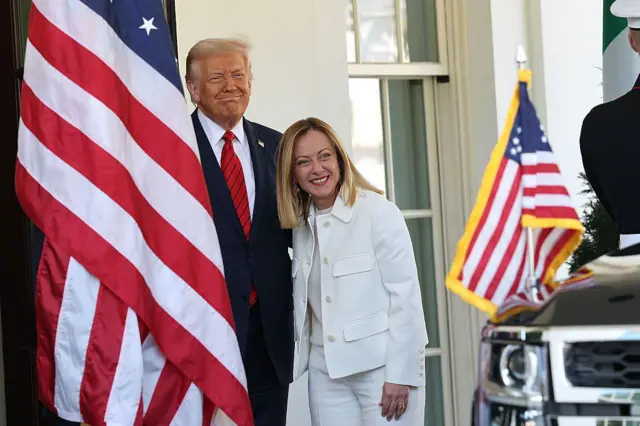 ABD Başkanı Donald Trump, 17 Nisan 2025'te Washington'da, Beyaz Saray'ın Batı Kanadı'nın dışında İtalya Başbakanı Giorgia Meloni'yi karşılıyor.