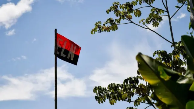 Bandera del ELN en un campamento en la selva del Catatumbo.