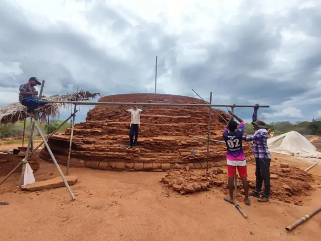 "කවුඩාගල ස්ථූපය නැවත ගොඩනගන්නේ පුරාවිද්‍යා නිලධාරීන් විසින්. ස්වාමීන් වහන්සේ විසින් අපට අවශ්‍ය භාණ්ඩ සපයනවා විතරයි."