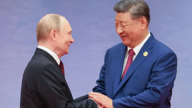 Путин и Си улыбаются и держатся за руки
