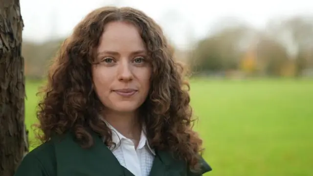 Holli, mirando a la cámara