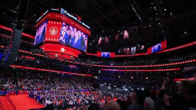 Di crowdfor Capital One Arena stand as dem see dia soon to be 47th president waka enta di rotunda a mile or so away. 