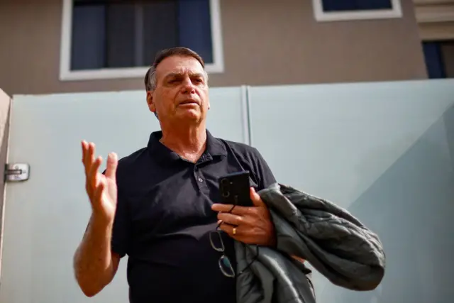 Bolsonaro gesticulando em área externa, em frente a casa