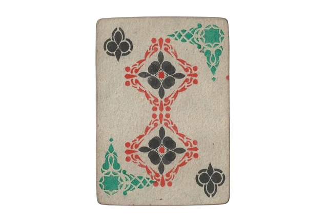 Cette image est la réplique d'une carte à jouer artisanale créée par des détenus dans les prisons russes. Les cartes originales étaient fabriquées à partir de matériaux courants comme du film radiographique, du papier et de la colle, souvent colorées avec des encres à base de suie et de sang.