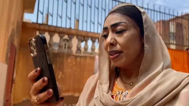 Marka qadka telefoonku fiican yahay, Safaa waxay xiriir la sameysaa qoyskeeda Qaahira.