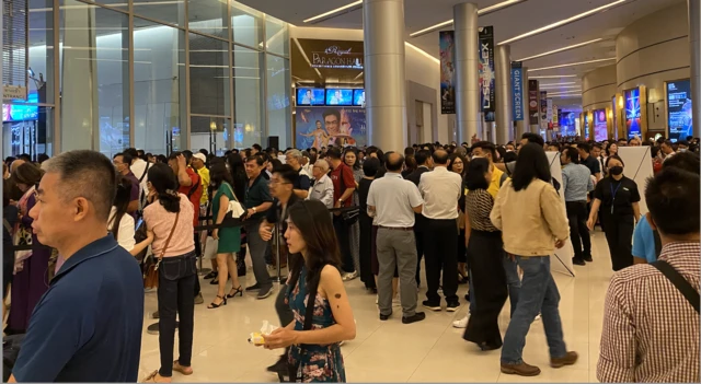Khán giả xếp hàng vào xem show diễn