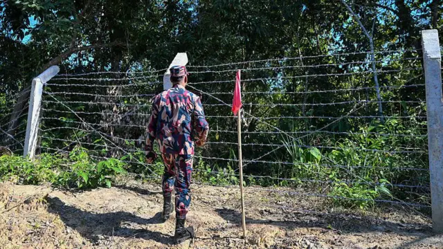 နယ်စပ်မှာစောင့်ကြပ်နေတဲ့ ဘင်္ဂလားဒေ့ရှ်နယ်ခြားစောင့်တပ်(BGB) တပ်ဖွဲ့ဝင်တစ်ဦး (ပုံဟောင်း)