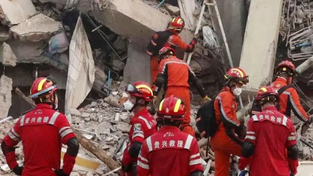 倒壊した建物で救助活動が続いた