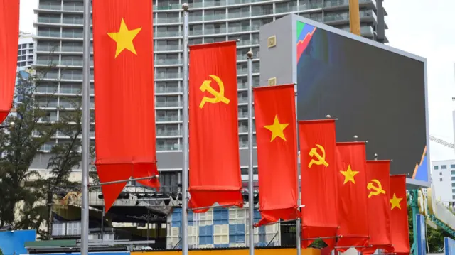 Cờ Việt Nam và cờ búa liềm ở thành phố Nha Trang 