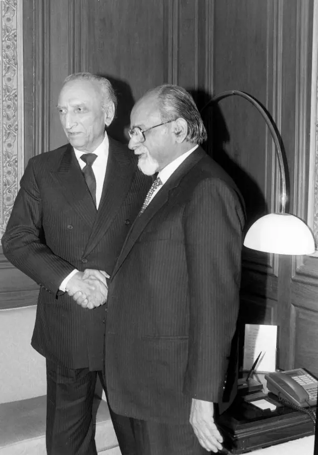 पाकिस्तान के पूर्व विदेश मंत्री साहिबज़ादा याक़ूब ख़ाँ, भारत के तत्कालीन विदेश मंत्री इंदर कुमार गुजराल के साथ