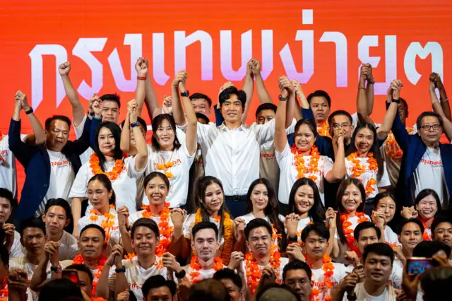 พรรคประชาชน เปิดตัวว่าที่ผู้สมัครที่จะลงเลือกตั้ง ผู้ว่าราชการกรุงเทพมหานคร นายชัยวัฒน์ สถาวรวิจิตร สส.แบบบัญชีรายชื่อ ลำดับที่ 18 และรองหัวหน้าพรรคประชาชน (เมื่อ 5 พฤษภาคม 2569)