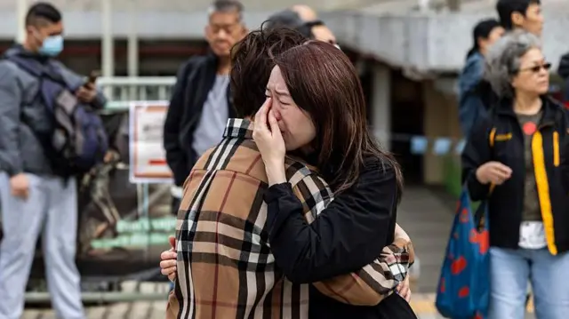 一名女子在居民大樓附近哭泣