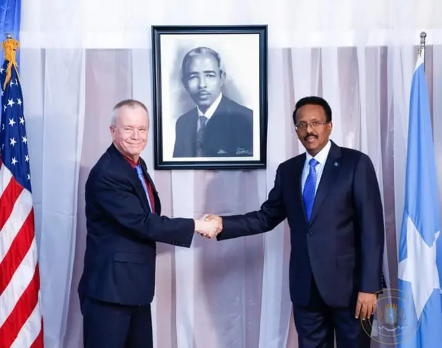 Farmaajo iyo Larry 