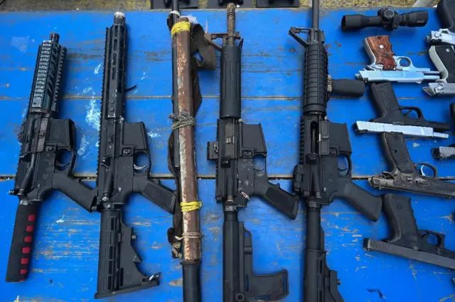 Armas largas y cortas confiscadas en una prisión de Honduras.