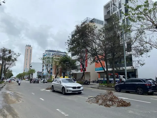 Ô tô chết máy trên đường Trần Hưng Đạo sáng 15/10
