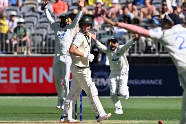 இந்திய அணியின் பந்து வீச்சை எதிர்கொள்ள திணறிய அஸ்திரேலிய வீரர்கள் 