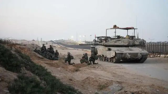 قوات إسرائيلية قرب محور فلادليفيا على الحدود بين مصر وقطاع غزة