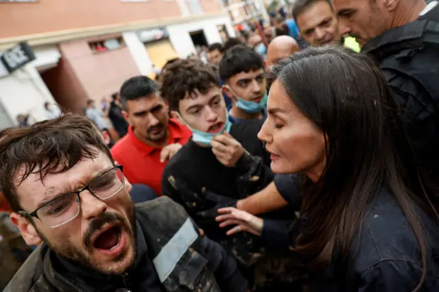 La reina Letizia de España trata de calmar a los vecinos que se le acercan en su visita a la localidad de Paiporta.