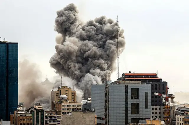 Coluna de fumaça em Teerã, no dia 2 de março de 2026