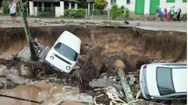 Foto of di destruction wey di storm cause