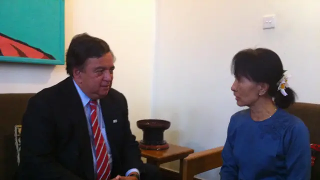 နယူးမက္ကဆီကိုပြည်နယ်အုပ်ချုပ်ရေးမှူးအနေနဲ့ ဒေါ်ဆောင်ဆန်းစုကြည်ကို ၂၀၁၂ ခုနှစ်တုန်းက ရန်ကုန်မြို့မှာတွေ့ဆုံခဲ့တာဖြစ်ပါတယ်