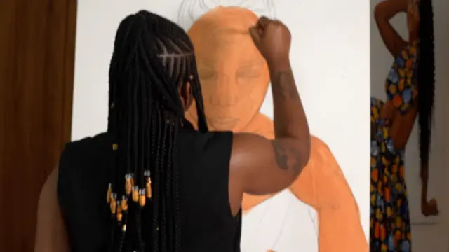 Nwaanyị yi uweojii kpara isi ma na-ese ihe n'ahụ aja