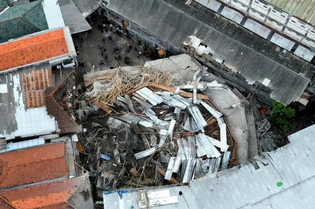 Foto udara bangunan yang ambruk di Pondok Pesantren Al Khoziny di Kecamatan Buduran, Sidoarjo, Jawa Timur, Selasa (30/09).