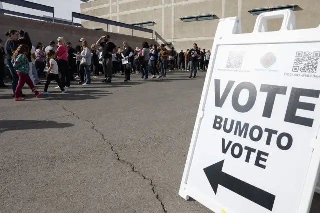 लासभेगास नजिकै मत खसाल्न लामबद्ध भएका मतदाता 