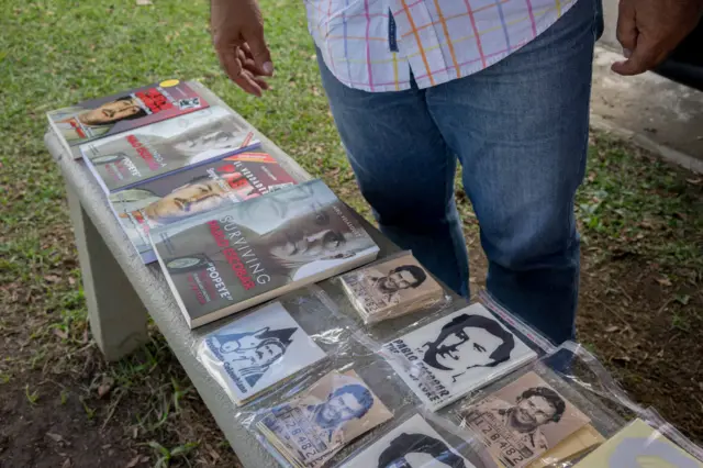 Fotografíasjogos de damas onlinePablo Escobar en un bancojogos de damas onlineMedellín