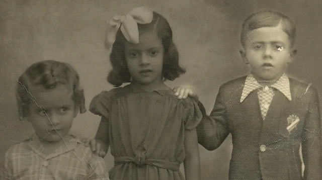 Tom Zé quando menino ao lado de duas outras crianças