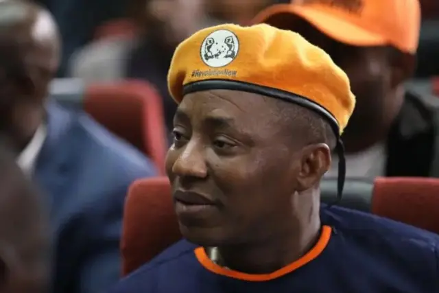 Anwuchiela Omoyele Sowore, onye na-agba mbo maka ikike diiri onye ka ọ na-aputa ikpe Nnamdi Kanu mere n'ụlọikpe ukwuu n'Abuja.