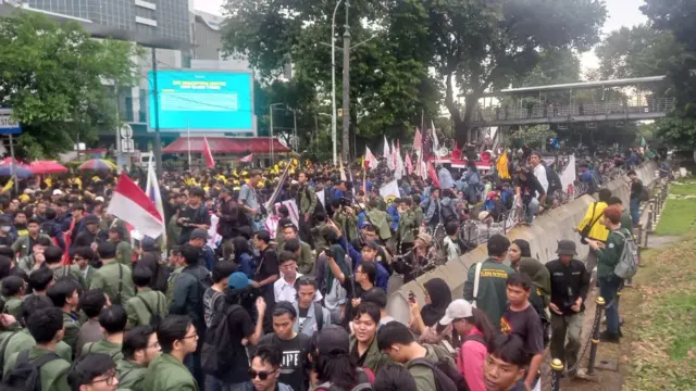 Massa mahasiswa pengunjuk rasa dari berbagai universitas berkumpul di Jalan Medan Merdeka Barat, Jakarta Pusat, Senin (17/02).