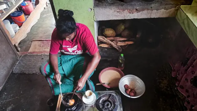 මතුගම, ලිහිනියාව ප්‍රදේශයේ ජීවත්වන 43න් හැවිරිදි ප්‍රදීපා ගමගේ මෙවර අවුරුදු සැමරීමට කොණ්ඩ කැවුම සාදමින් 