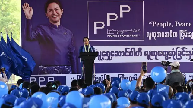 လူထုတွေ့ဆုံပွဲတစ်ခုမှာတွေ့ရတဲ့ ဒေါ်သက်သက်ခိုင် 