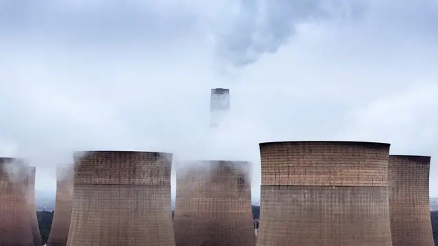 Usina queimando carvão e soltando fumaça