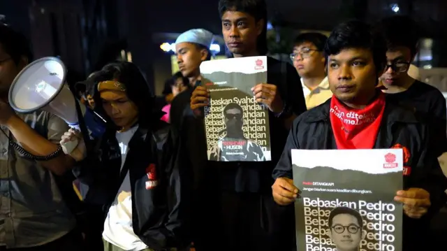 Sejumlah demonstran Malaysia menggelar aksi solidaritas untuk rakyat Indonesia di depan Kedutaan Besar RI di Kuala Lumpur, Selasa (02/09).
