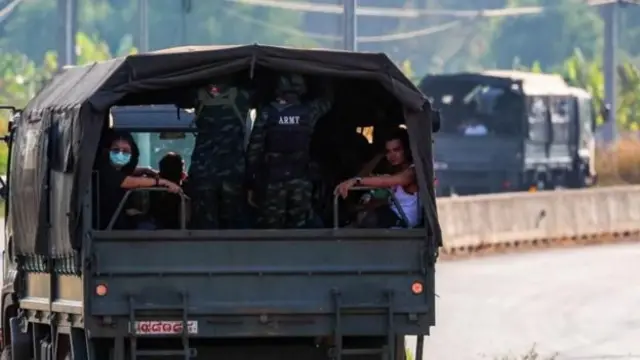 दूरसञ्चारसम्बन्धी ठगी धन्दा गर्न म्यान्मारको करेन प्रान्तमा सञ्चालित विभिन्न 'स्क्याम सेन्टर'मा कार्यरत नेपालसहित २० देशका नागरिकलाई केही समय अघि उद्धार गरिएको थियो। यो फाइल तस्बीरमा दुईवटा सेनाको ट्रकमा केही व्यक्तिहरूलाई लगिरहेको देख्न सकिन्छ।