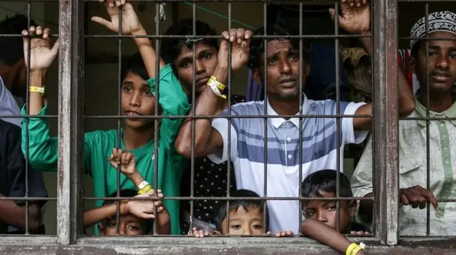 تقریباً 500 روہنگیا پناہ گزین اس عارضی پناہ گاہ میں رہتے ہیں