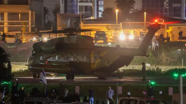 হামাস যাদের মুক্তি দিয়েছে তাদের হেলিকপ্টারে করে তেল আবিবের একটি মেডিকেল সেন্টারে আনা হয়েছে। 