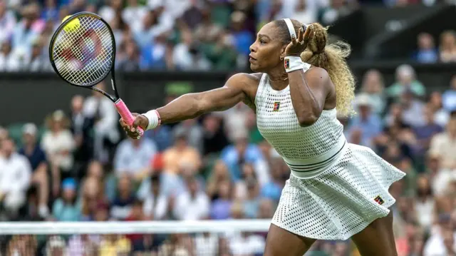 A tenista Serena Williams, atingindo a bola com a raquete durante uma partida