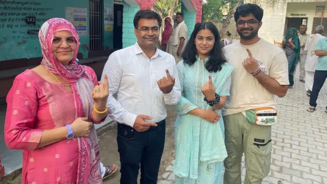 ਓਲੰਪਿਕ ਮੈਡਲ ਜੇਤੂ ਮਨੂ ਭਾਕਰ ਨੇ ਪਰਿਵਾਰ ਸਮੇਤ ਵੋਟ ਪਾਈ