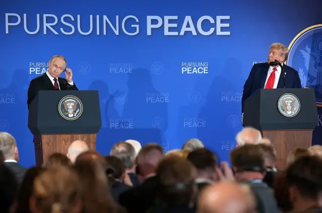 Prezydent USA Donald Trump oraz prezydent Rosji Władimir Putin w trakcie konferencji prasowej 15 sierpnia 2025 r. w bazie wojskowej Elmendorf-Richardson w Anchorage na Alasce.